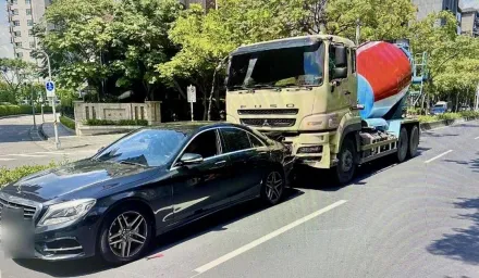 撞擊瞬間曝！北市水泥車煞不住追撞2車　400萬賓士車尾炸裂