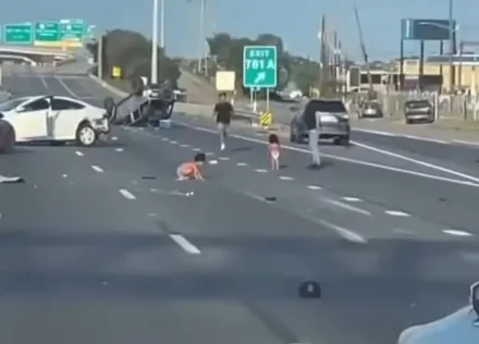 影/車禍甩飛車外！美2幼童只穿尿布「高速公路趴趴走」　網怒：家長抓去關