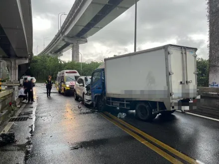 快訊/北市環東大道匝道口驚悚車禍！2車「正面對決」車頭全毀　3傷者急送醫