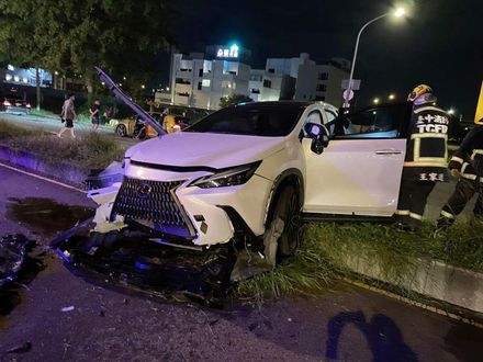 台中暗夜嚴重車禍！男租2百萬LEXUS休旅車猛撞分隔島　車頭毀人命危