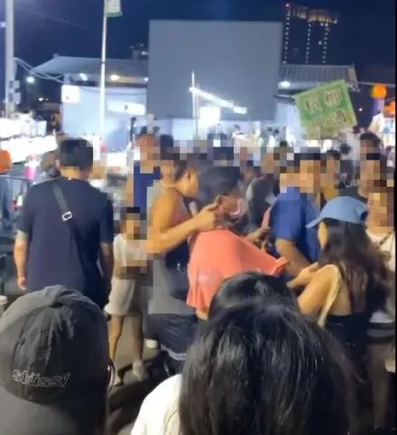 踢到鐵板！台南武聖夜市驚傳「偷拍狼」　細肩帶女扭住嫌犯狂喊：不要跑