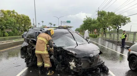 快訊/重大車禍！台南後壁轎車自撞車頭炸開　一家4口受困車內傷亡曝