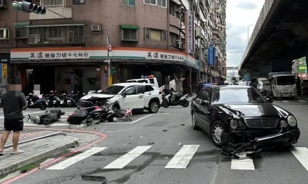 快訊/撞擊瞬間曝！新北三重休旅車衝撞賓士　3機車遭波及8人受傷送醫