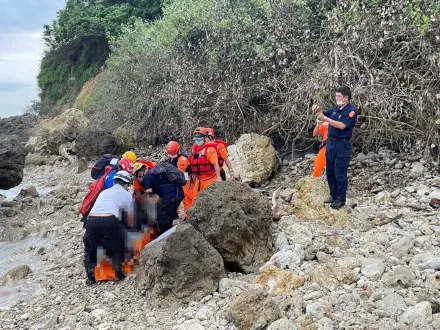 快訊/高雄柴山驚見無名屍！沙灘上「躺一個人」　民眾嚇傻