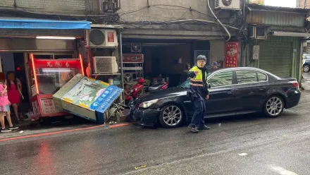 快訊/汐止誇張車禍！BMW撞進檳榔攤　女駕駛當場送警局