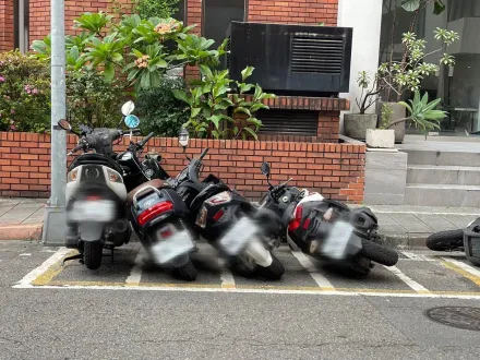 台北大安區出現浩克！暴怒狂踹　推倒整排機車後逃逸