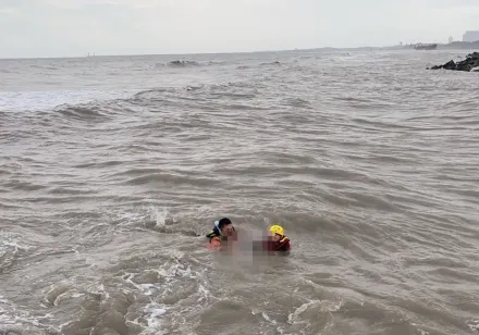 快訊/台南黃金海岸驚傳落水意外　女子溺水無生命跡象搶救中