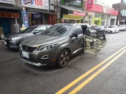 誇張！吊車經逢甲商圈逆向撞毀休旅車　一家四口出門遇劫