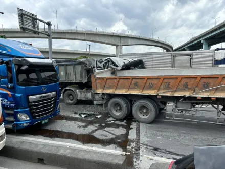 快訊/台北港3輛聯結車、大貨車大追撞「1輛車頭不見了」