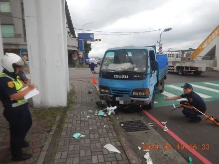 快訊/台中廚餘車撞機車「零件噴飛四散」！8旬騎士命危搶救中