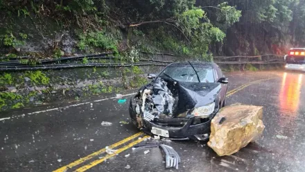 快訊/最小才2歲！中橫台8線轎車遭巨石砸爛　祖孫4人險遇死劫急送醫