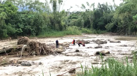 影/嘉義中埔溪水暴漲！50歲男受困沙洲　驚險搶救畫面曝光