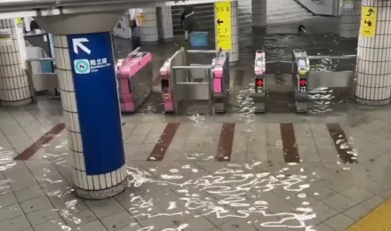 東京破紀錄暴雨！地鐵車站慘淹水　鄭明典：和高海溫脫不了關係