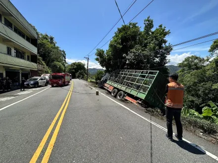 快訊/北宜公路嚴重車禍！大貨車閃車撞護欄勾電線」一度釀停電」