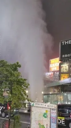 影/東京暴雨破紀錄！新宿驚現下水道水柱噴發奇景