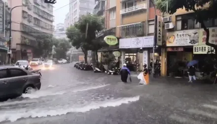 影/新北永和又淹水了！汽車駛過「激浪湧店家」　警方急封路