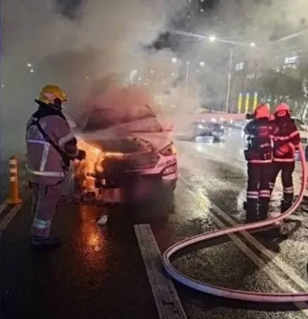 驚險一瞬！高雄騎士狂拍窗　轎車下秒「引擎起火」1家3口跳車