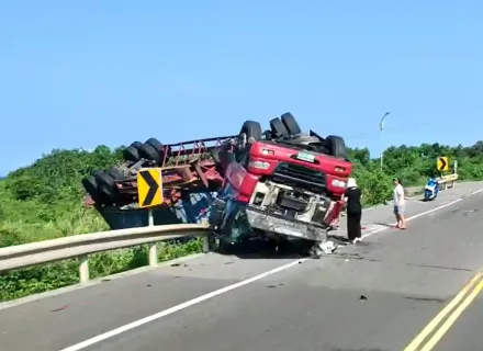 快訊/新北澳底貨櫃車翻覆！疑機械失控「車頭爛掉」　駕駛命大自行脫困