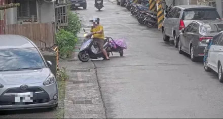 影/機車加裝拖車載電纜線太顯眼　竊賊遇盤查棄車狂奔警衝刺百米逮人