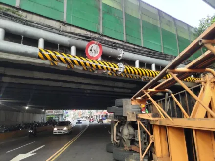 三寶還是沒睡飽！三重聯結車記錯限高    衝撞涵洞翻覆