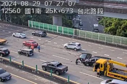 快訊/國道嚴重車禍！國1北向25.7k台北段「4車追撞」 占中內線後方紫爆