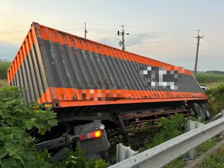 影/今第二起聯結車翻覆！國1北上「大車撞護欄」翻下斜坡　警出動吊車