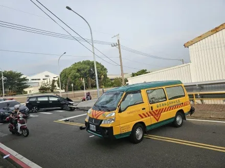 苗栗娃娃車與轎車路口碰撞！擋風玻璃凹陷變形　司機和1幼童受傷