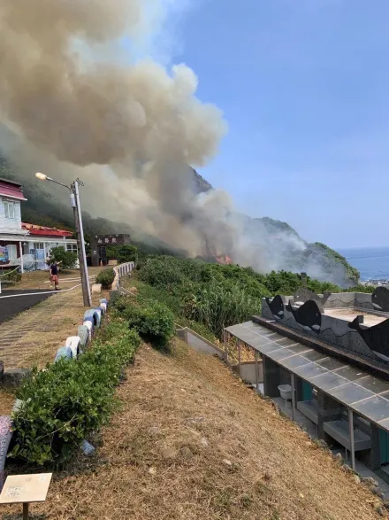 快訊/瑞芳鼻頭、瑞猴步道火燒山！彷彿狼煙滿山頭　台2線南下嚴重回堵