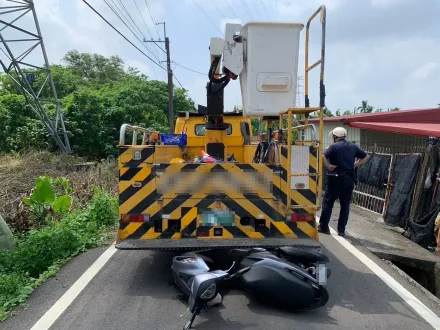 快訊/高雄工程車倒車釀禍！母子檔騎機車遭捲車底　送醫不治雙亡