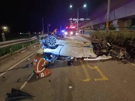 深夜耍帥狂飆出事！白色雙人座跑車失控撞分隔島翻覆　車毀駕駛「雙腳露出」