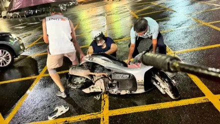 影/差1公分就中脊椎！高雄男雨夜撐傘過馬路　遭三寶機車嬤高速衝撞