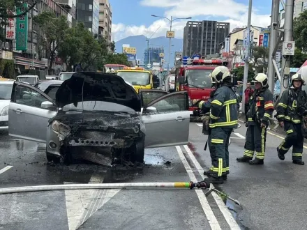 快訊/北市重慶北路街頭火燒車！開快車道「引擎狂冒煙」　車頭全毀