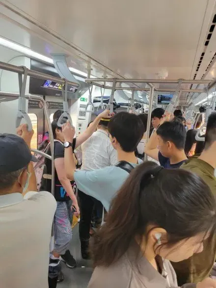 講電話太大聲被勸阻！她不爽「還按緊急鈴」狀告列車長　台鐵回應