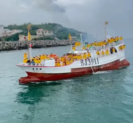 影/屏東小琉球迎王祭盛大登場　信徒隨神轎遶境漁港祈福求平安