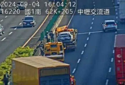 快訊/國1中壢交流道嚴重事故！大貨車撞休旅車　後方紫爆回堵5公里