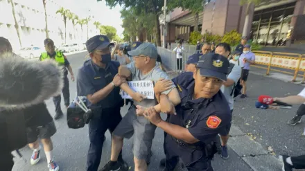 快訊/柯文哲羈押庭北院現場！眼鏡男嗆北院「有民進黨的黨委書記在裡頭」被請離