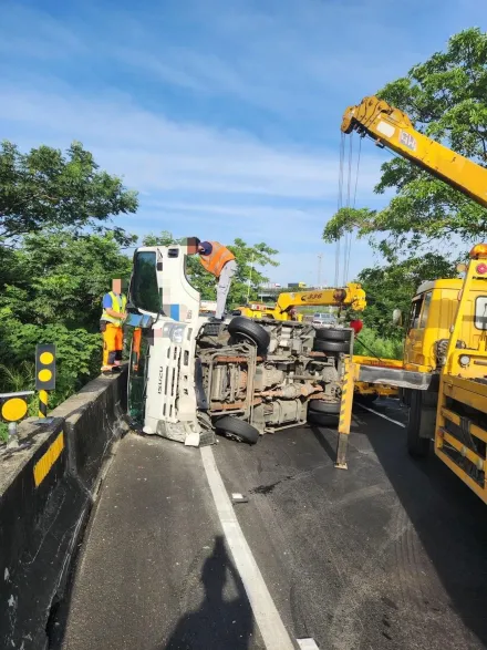 快訊/上班注意！國一翻車事故　高科交流道塞車中