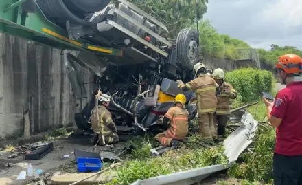 快訊/國道嚴重車禍！國1南下麻豆路段「貨櫃車翻下邊坡」駕駛奇蹟生還