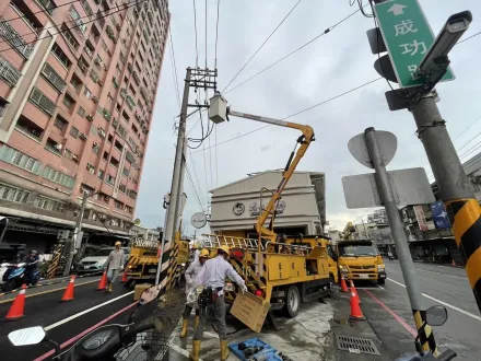 快訊/高雄岡山驚傳「電線桿爆炸」！午後雷雨釀518戶停電　台電回應了