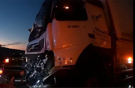 飛來橫禍！國3彰化和美段聯結車追尾大貨車　貨物噴飛對向道「再砸3車」