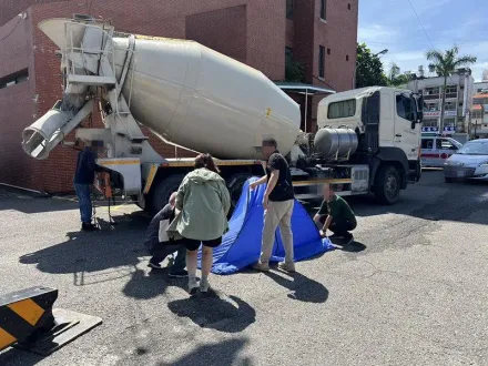 快訊/驚悚！麻豆監理站代辦員「蹲水泥車前拆車牌」　頭部遭輾爆慘死