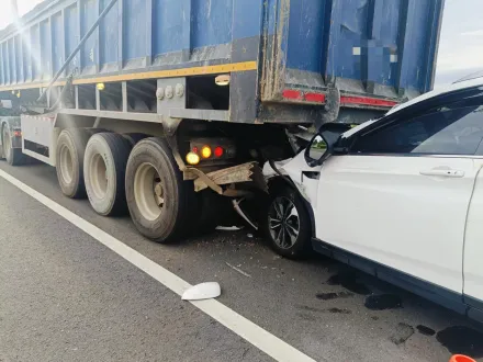 快訊/嘉義東石嚴重車禍！休旅車頭「塞進砂石車屁股」　1人送醫搶救不治