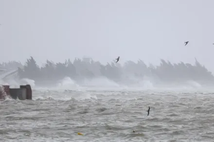 影/摩羯二次登「陸」史上最強秋颱！　海浪沖走2噸巨石、記者「抱團」直播