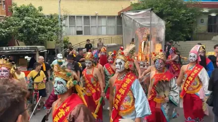 影/掃蕩鬼月漏網魚！台南城隍廟夜巡抓孤魂野鬼　當街「煮油鍋」