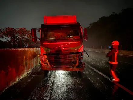 基隆台62暗夜嚴重車禍！貨櫃車自撞分隔島「車頭半毀」　司機命大無恙