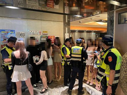 影/北市大安警方「靖城專案」掃蕩！　查酒店乳波臀浪、逮17通緝犯