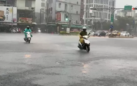 雨彈續轟！鋒面入夜來襲雨狂轟「中部以北」　一路炸到9月底