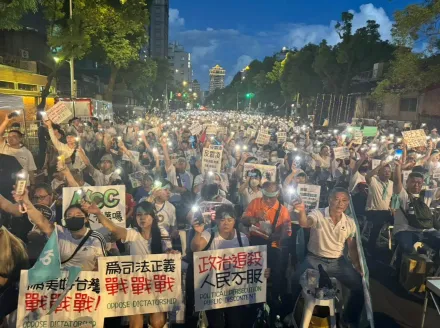 快訊/民眾黨號稱萬餘小草集結立院群賢樓！現場手機揮成燈海