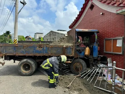 神蹟！苗栗7旬翁開「砂石貨車」煞不住直衝土地公廟　鐵欄杆「及時接殺」