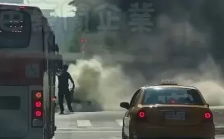 快訊/北市文山男騎到一半火燒車！濃煙覆蓋馬路　險波及公車